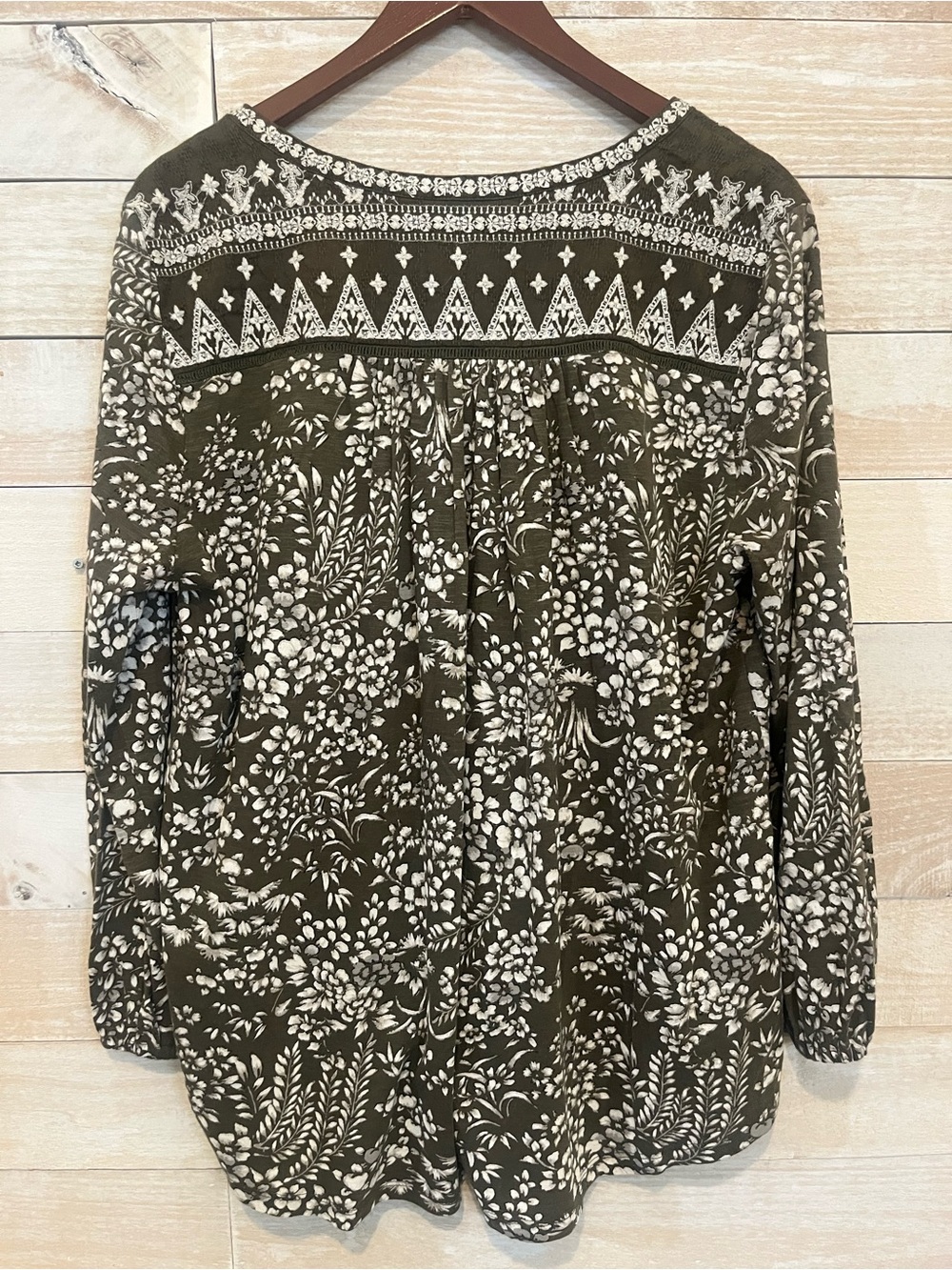 Lucky Brand Olive Green and Cream Floral Embroidered Top - Picture 2 of 9